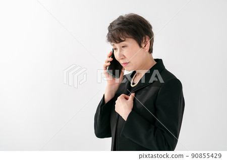 喪服智能手機葬禮的婦女 90855429