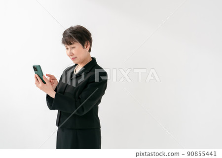 喪服智能手機葬禮的婦女 90855441