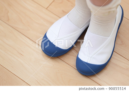 Girls' feet wearing slippers 90855514