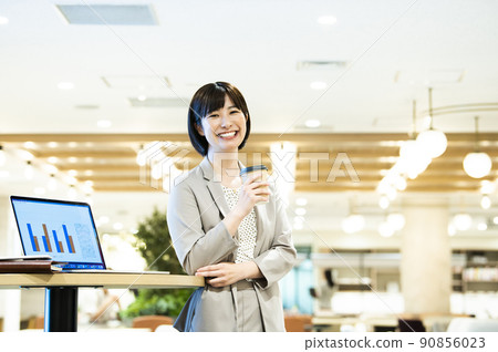Business woman office portrait smile looking at the camera Business woman office portrait smile looking at the camera 90856023