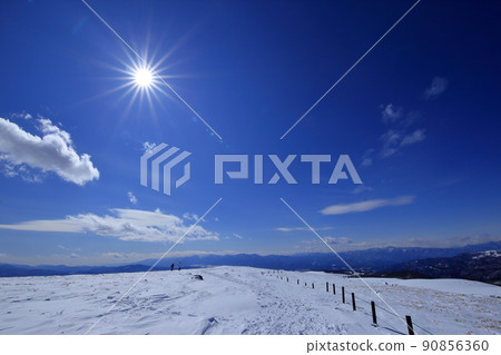[Fixed amount] Scenery in the midwinter seen from the summit of Kurumayama (toward Kirigamine) 90856360