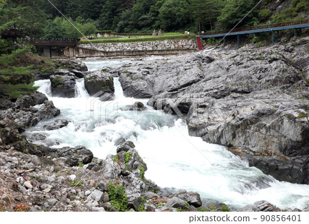 雨季大雨形成的急流 90856401