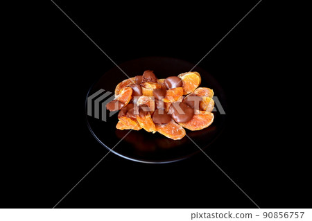 巧克力覆蓋的干橙子 90856757