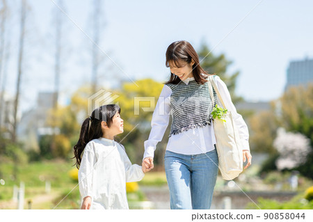 返回購物的父母和子女 返回購物的父母和子女 90858044