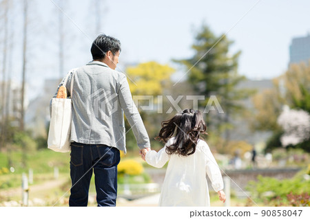 返回購物的父母和子女 90858047