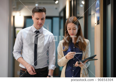 Business conversation 90858304