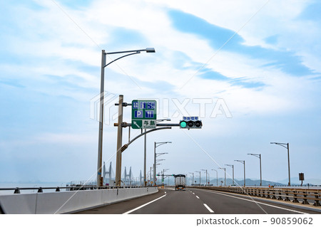 A truck passing through Yoshima Parking in Seto Ohashi, Kagawa Prefecture 90859062