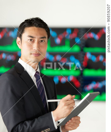 一位商人證券分析師交易員在圖表屏幕前看的圖像 一位商人證券分析師交易員在圖表屏幕前看的圖像 90859207