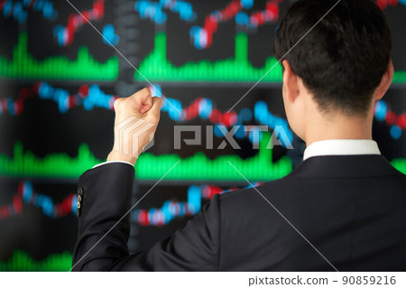 在圖表屏幕前做出膽量姿勢的商人手邊 90859216