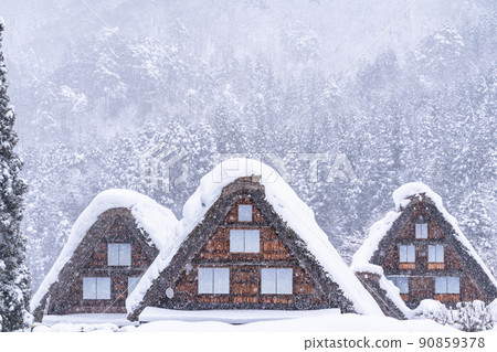 《Gifu Prefecture》 Snow-covered Shirakawa-go / winter gassho-zukuri village 90859378