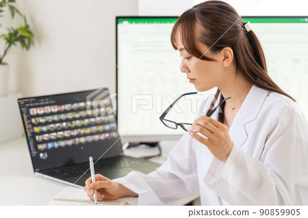 Doctor's examination Female doctor glasses 90859905