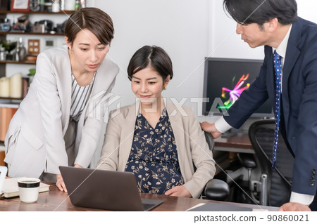 Business scene team pregnant women 90860021