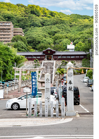 這是東照宮的正面圖。以德川家康為神靈的神社。有一座被炸彈轟炸的建築物。廣島 這是東照宮的正面圖。以德川家康為神靈的神社。有一座被炸彈轟炸的建築物。廣島 90860509