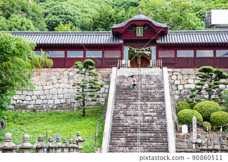這是東照宮的正面圖。以德川家康為神靈的神社。有一座被炸彈轟炸的建築物。廣島 這是東照宮的正面圖。以德川家康為神靈的神社。有一座被炸彈轟炸的建築物。廣島 90860511