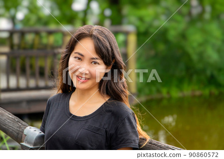 護城河背景下微笑的女人 90860572