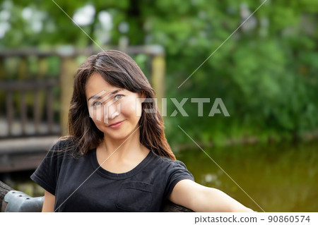 護城河背景下微笑的女人 90860574