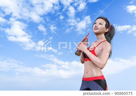 訓練後的黑髮女孩穿著運動衫，在藍天下喝酒 90860575