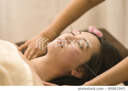 審美的年輕女子美 90861943