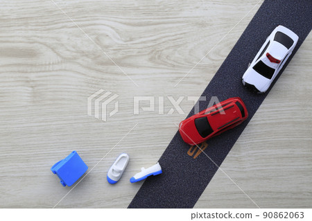 Child traffic accidents_safe and dangerous driving 90862063