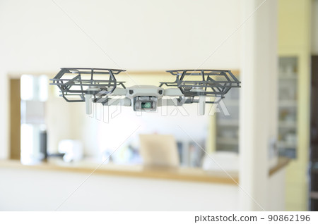 無人機在室內飛行 90862196