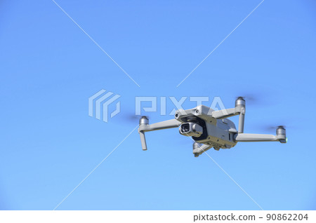 Drone in flight (empty back) 90862204