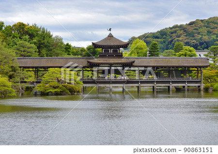 The Taihei-kaku of Heian Jingu Shrine with the view of Higashiyama is beautiful 90863151