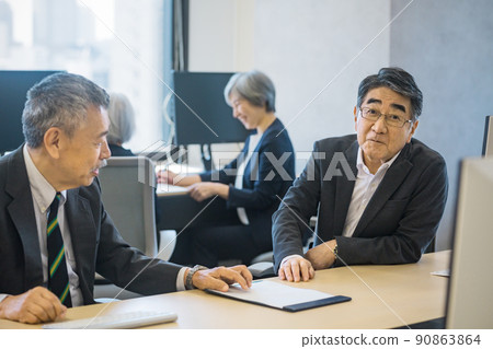 穿著西裝在辦公室工作的高級商人 90863864