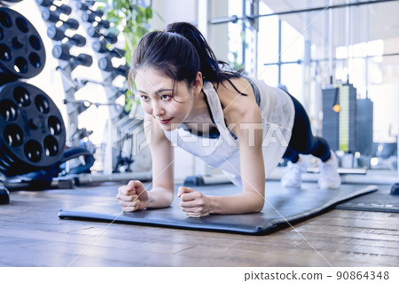 在健身房訓練的年輕女子 90864348