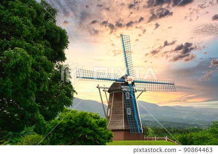 在微風中，在黃昏的襯托下，日本罕見的風車景色 90864463