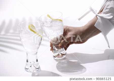 拿著一杯碳酸水的女人 90865125
