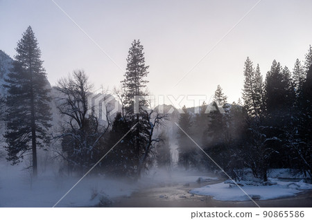 Eerie evening mist in Yosemite valley Eerie evening mist in Yosemite valley 90865586