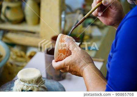 在烤物 1 上繡上花紋的工匠 90865708