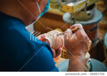 在烤物上加上花紋的工匠 2 90865709