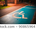 輪椅標記停車場在晚上 90865964
