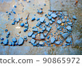 剝落和破碎的藍色瓷磚 90865972