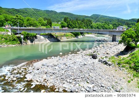 從 Shikumi 橋看 Miyanohara 橋 / Chikuma 河（Chikuma 河， Shikumi 河匯合處）（新潟縣津南町）[2022.5] 90865974