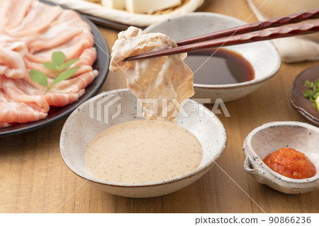 將豬肉涮涮鍋放在芝麻上 90866236