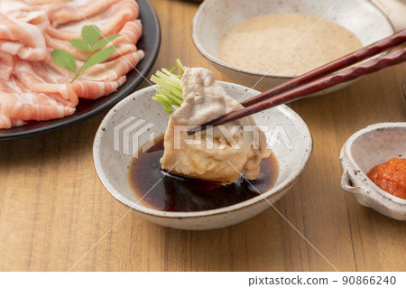 將豬肉涮涮鍋浸泡在柚子醬中 90866240