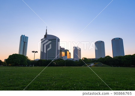 千葉市美浜區幕張新城的摩天大樓在黃昏從幕張海濱公園 90866765