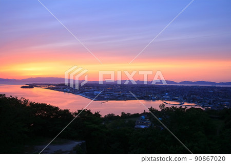 [Tottori Prefecture] Sunset seen from Yonago Castle (Nakaumi) 90867020
