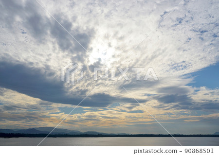 Nice clouds and sky over lake 90868501