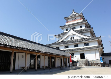 日本佐賀縣唐津城在海邊的一座小山上 日本佐賀縣唐津城在海邊的一座小山上 90868998