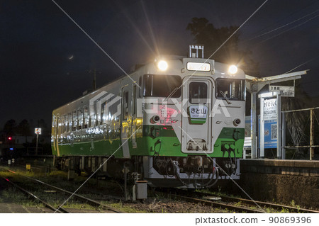 Kominato Railway Kiha 40 that stops at Kazusa-Ushiku Station at night Kominato Railway Kiha 40 that stops at Kazusa-Ushiku Station at night 90869396