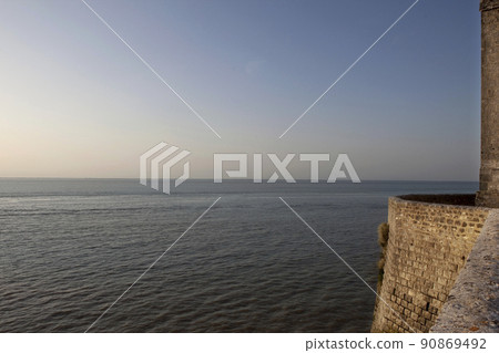 Stoned wall and Atlantic Ocean on background 90869492
