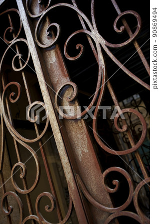 This wrought iron need a restoration 90869494