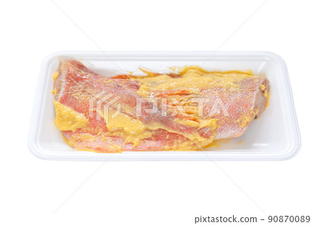 在西京醃製的食物托盤中的紅魚[白色背景/剪報] 90870089
