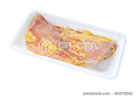 在西京醃製的食物托盤中的紅魚[白色背景/剪報] 90870092