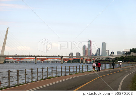 從漢江看首爾,世界杯橋和大橋 從漢江看首爾,世界杯橋和大橋 90870108