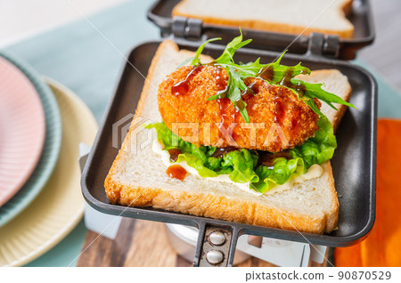為蟹肉奶油炸丸子製作熱三明治 90870529