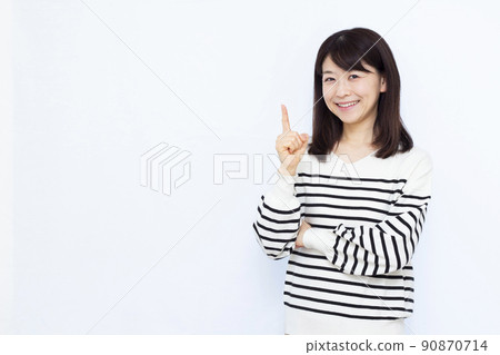 A woman in her thirties pointing 90870714